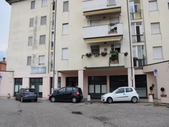#4990 Locale commerciale e parcheggio pubblico