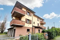 #24716 Locale commerciale ex pizzeria con ampia corte esclusiva