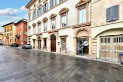 #24782 Locale commerciale in palazzo storico