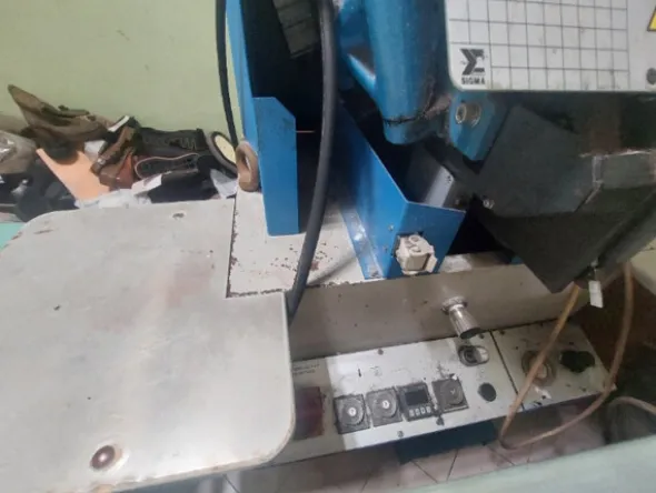 3#8463 Lotto blocco di rimanenze di magazzino e macchine per la lavorazione di calzature