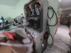 3#8463 Lotto blocco di rimanenze di magazzino e macchine per la lavorazione di calzature