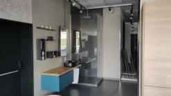 LOTTO 29 - N. 2 mobili bagno e piatto doccia