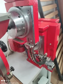 Macchina automatica a pressa per rivetti Fiocchi.