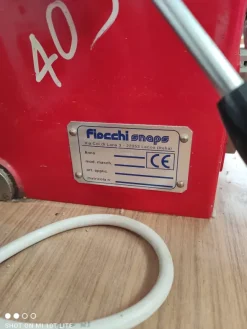 Macchina automatica a pressa per rivetti Fiocchi.