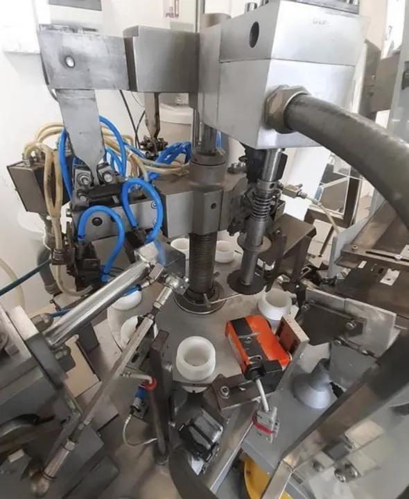 Macchina automatica per l'imballaggio in tubi COMADIS