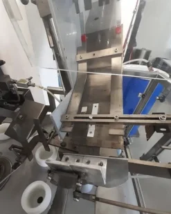 Macchina automatica per l'imballaggio in tubi COMADIS