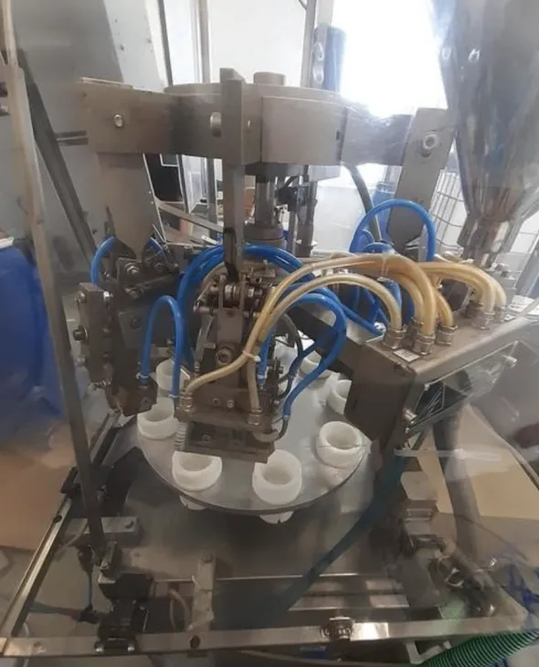 Macchina automatica per l'imballaggio in tubi COMADIS