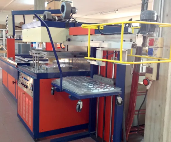 MACCHINA CONFEZIONATRICE E TERMOFORMATRICE MARCA APM