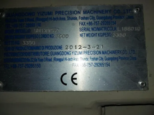 2#6439 Macchina per stampaggio a iniezione Yizumi