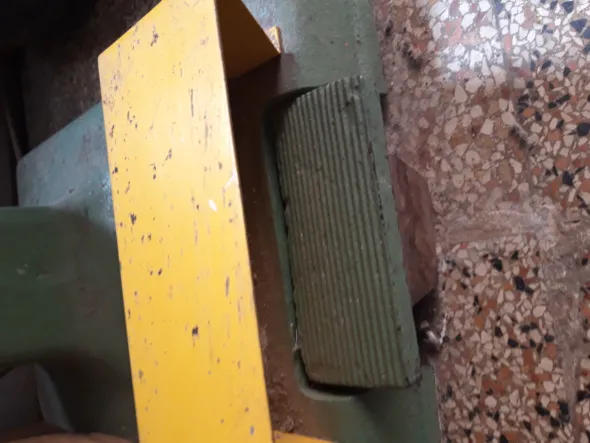 MACCHINARIO PER CUCIRE ANGOLI SCATOLE IN METALLO