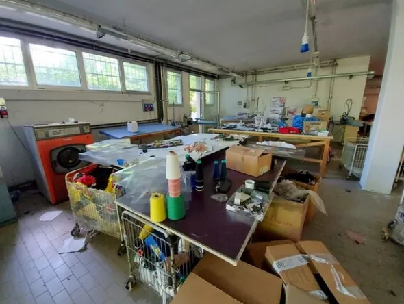 2#6201 Macchinari tessili e arredamento ufficio