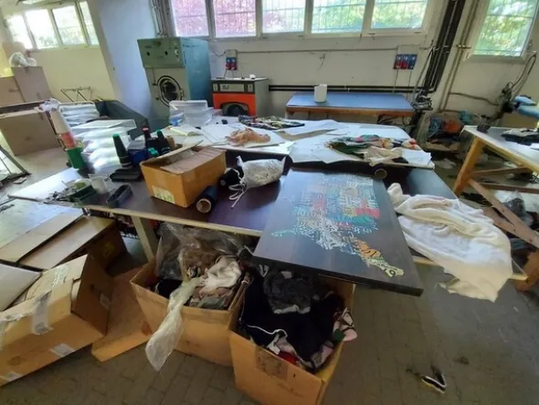 2#6201 Macchinari tessili e arredamento ufficio