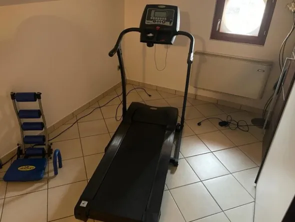1#8132 Macchine da cucire e attrezzatura palestra