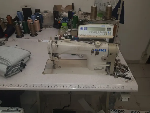 Macchine da cucire Juki industriali ed attrezzatura