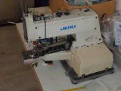 Macchine da cucire Juki industriali ed attrezzatura