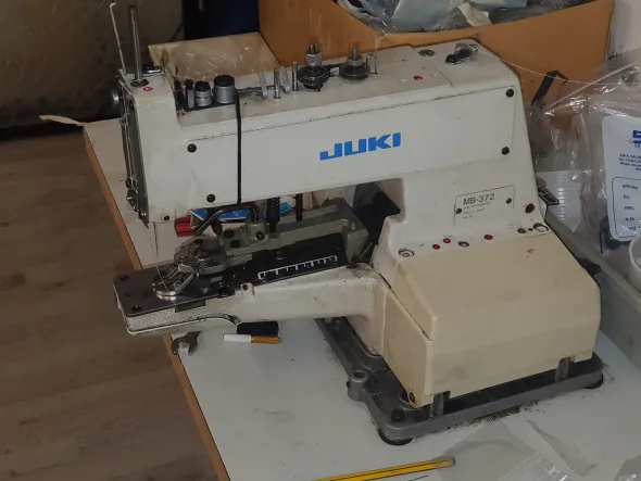 Macchine da cucire Juki industriali ed attrezzatura
