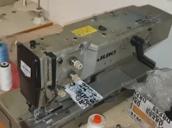 Macchine da cucire Juki industriali ed attrezzatura