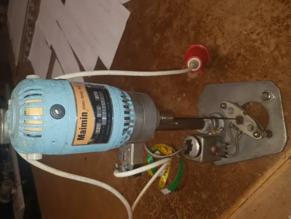 Macchine da cucire Juki industriali ed attrezzatura