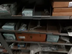 239#8002 Magazzino parti di ricambio assortiti