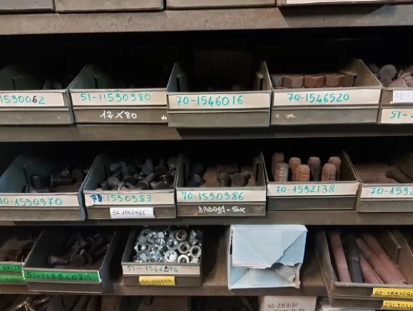 231#8002 Magazzino parti di ricambio assortiti