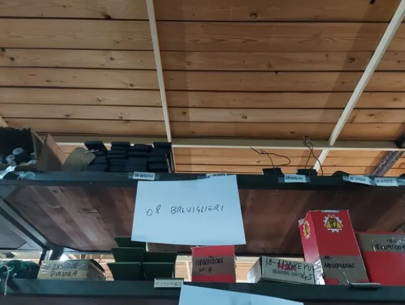 231#8002 Magazzino parti di ricambio assortiti