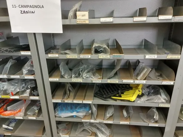 231#8002 Magazzino parti di ricambio assortiti