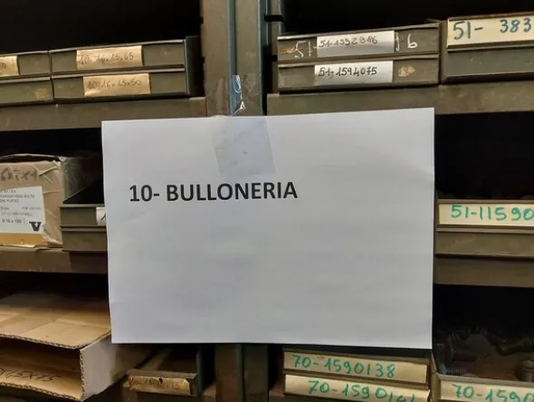 231#8002 Magazzino parti di ricambio assortiti