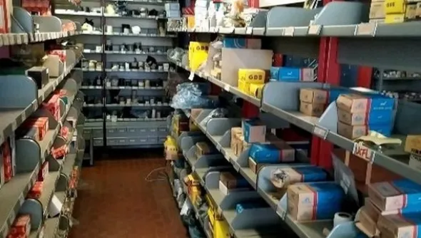 4#5357 Magazzino ricambi automobili