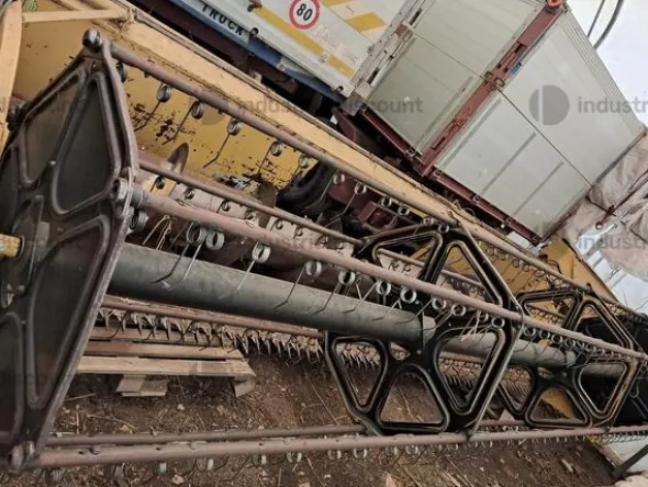 1#9176 Mietitrebbia New Holland TX64 e barre