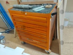 17#8771 Mobili finiti, materia prima e semilavorati, ferramenta e bulloneria