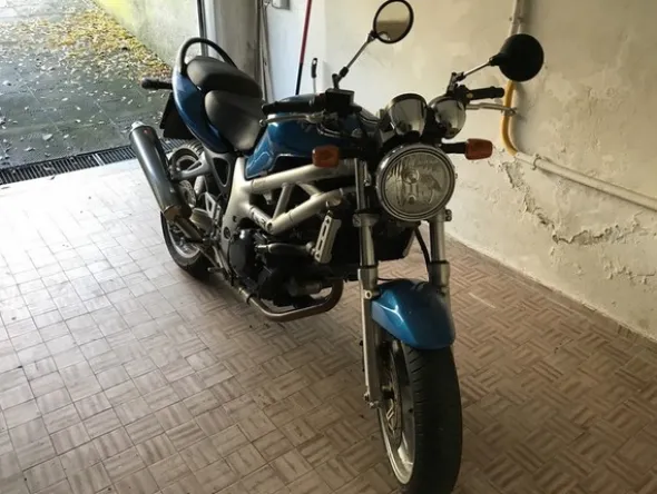4#4972 Motociclo Suzuki SV650