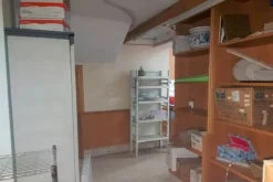 #20200 Negozio con celle frigorifere e arredi su misura