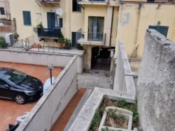 #2537719 Negozio con posto auto