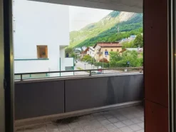 #22086 Negozio con ufficio, cantina e posti auto
