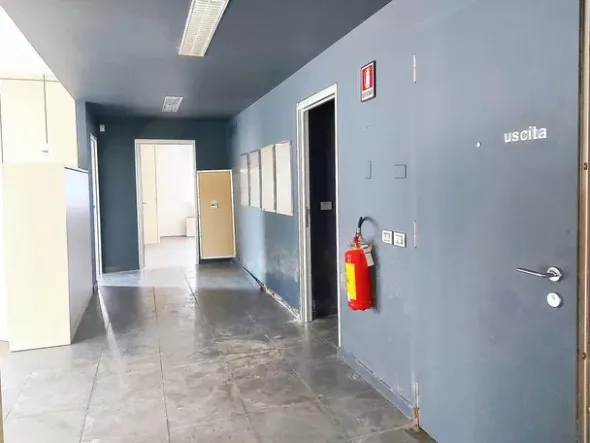 #22086 Negozio con ufficio, cantina e posti auto