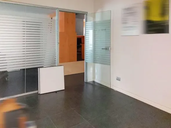 #22086 Negozio con ufficio, cantina e posti auto