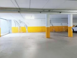 #22086 Negozio con ufficio, cantina e posti auto
