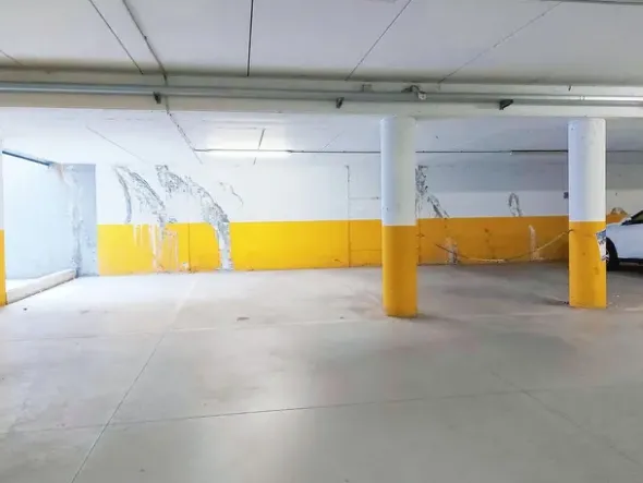 #22086 Negozio con ufficio, cantina e posti auto