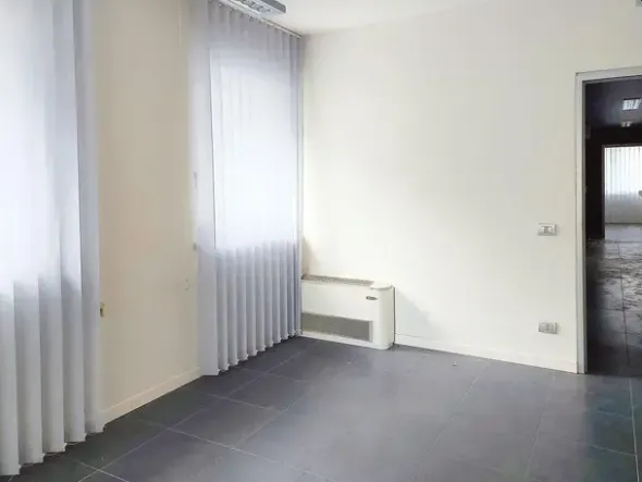 #22086 Negozio con ufficio, cantina e posti auto