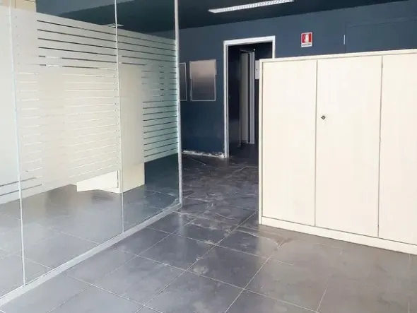 #22086 Negozio con ufficio, cantina e posti auto
