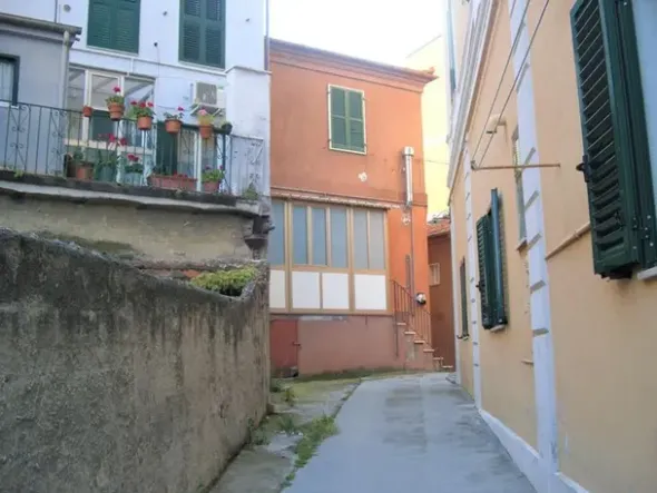 #14694 Negozio da ristrutturare con pertinenza e cantina