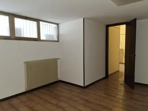 #23904 Negozio in contesto residenziale