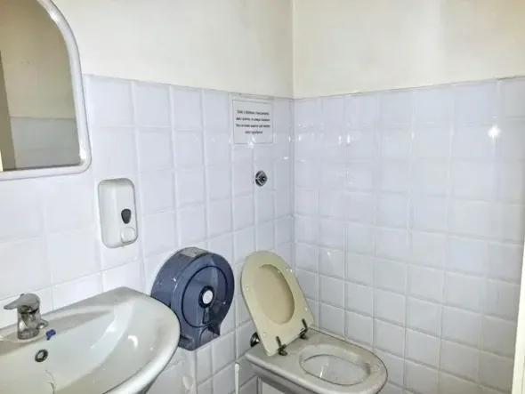 #2515026 Negozio in palazzo storico e posto auto