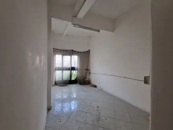 #24674 Negozio in zona residenziale