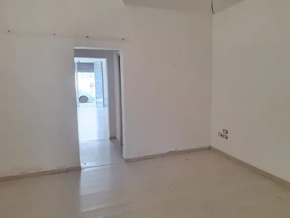 #26103 Negozio in zona residenziale