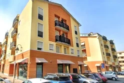 #2536119 Negozio (sub 275) in edificio polifunzionale