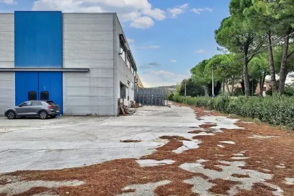 #21995 Opificio con impianto fotovoltaico e terreni edificabili