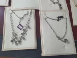 1#5945 Orecchini Moschino e ciondoli 2 Jewels