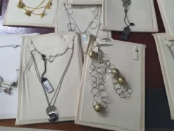 1#5945 Orecchini Moschino e ciondoli 2 Jewels