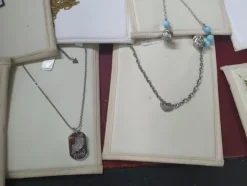 1#5945 Orecchini Moschino e ciondoli 2 Jewels